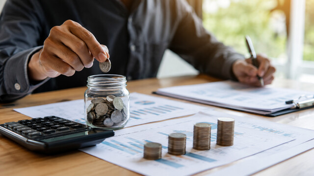 Careful cash flow management with financial reports and savings